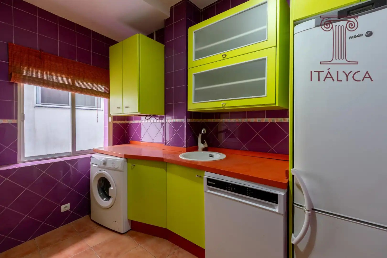Küche von Wohnung zum Verkauf in Sevilla mit Klimaanlage und Heizung