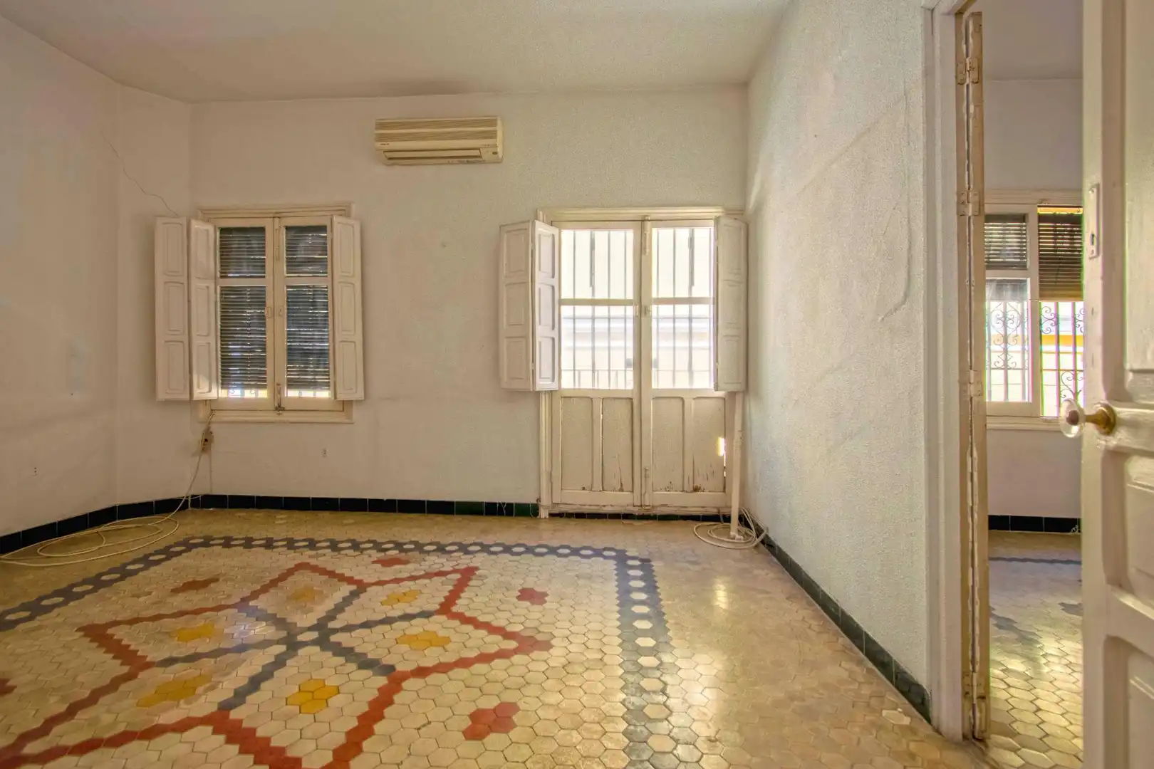 Houses for sale in Sevilla  with Air Conditioner, Terrace and Storage room