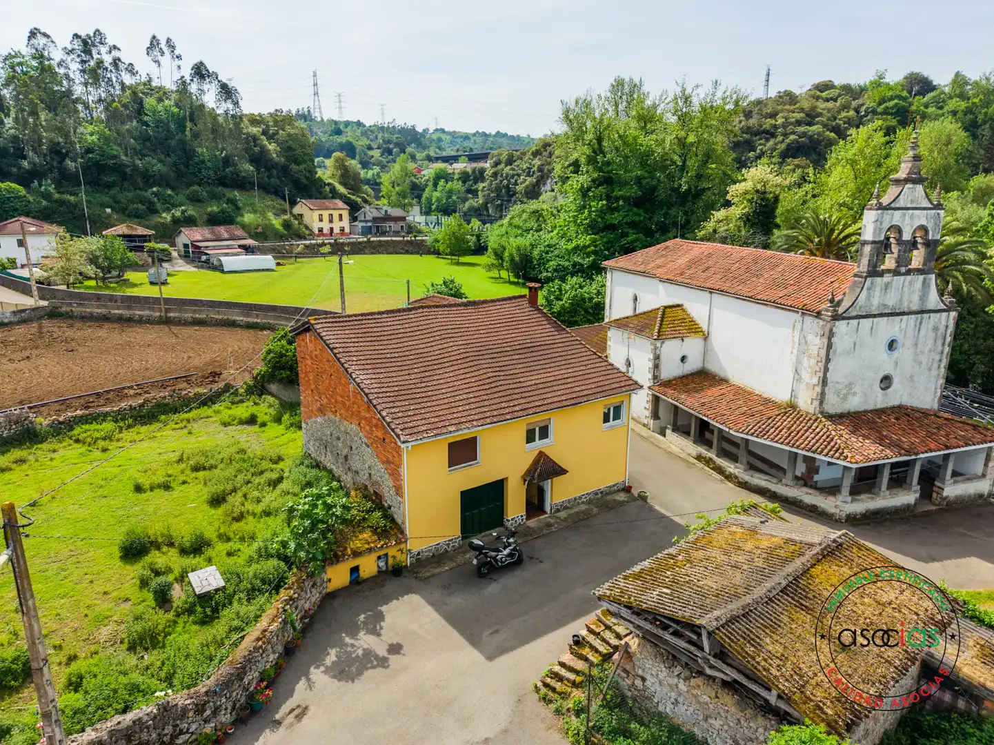 Vista exterior de Casa o chalet en venta en Las Regueras   con Calefacción y Jardín privado