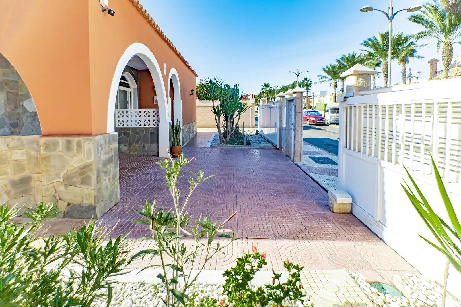 Vista exterior de Casa o chalet en venta en Roquetas de Mar con Aire acondicionado, Calefacción y Jardín privado