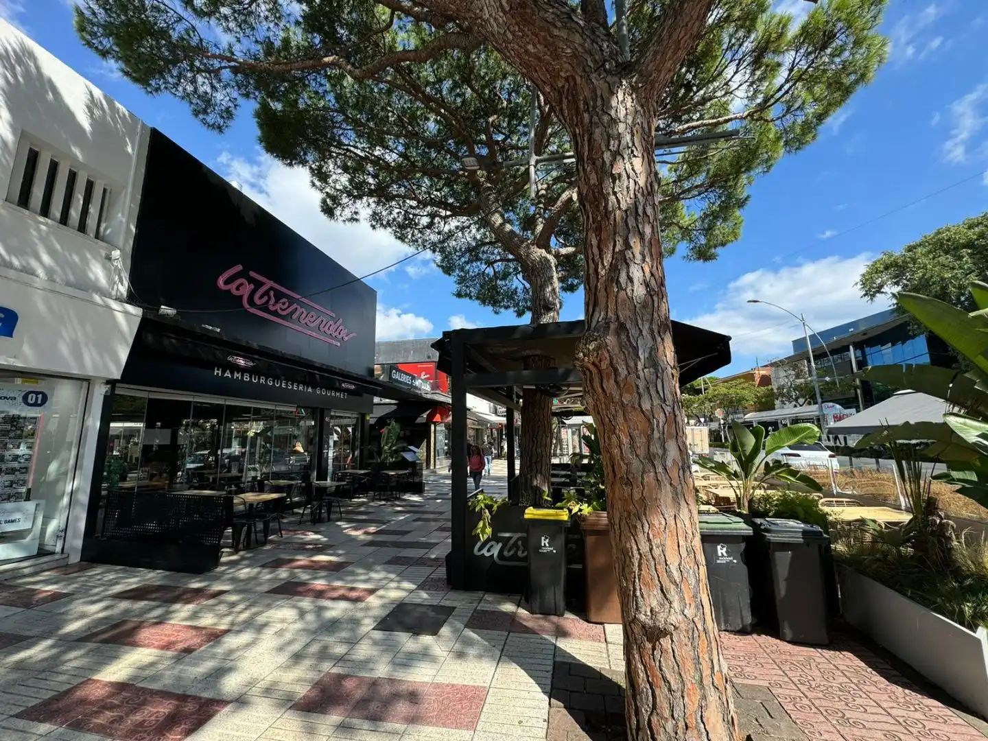 Local comercial en alquiler en avenida sagaro 46