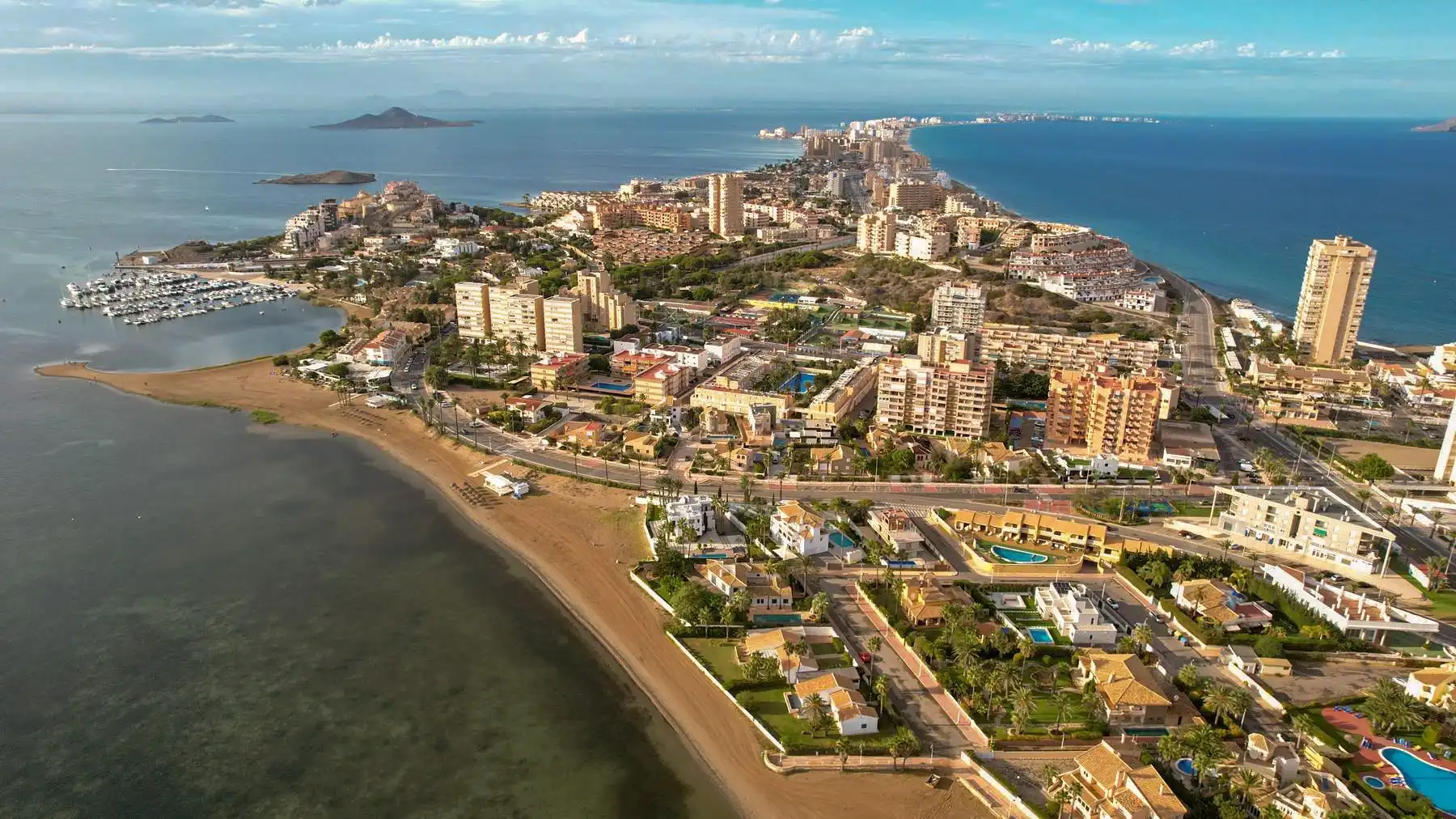 Außenansicht von Haus oder Chalet zum Verkauf in La Manga del Mar Menor mit Klimaanlage, Heizung und Privatgarten