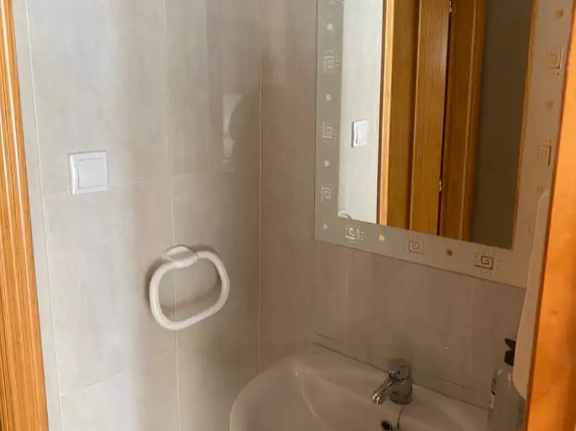 Badezimmer von Geschaftsraum zur Miete in Ponferrada mit Klimaanlage und Parkett