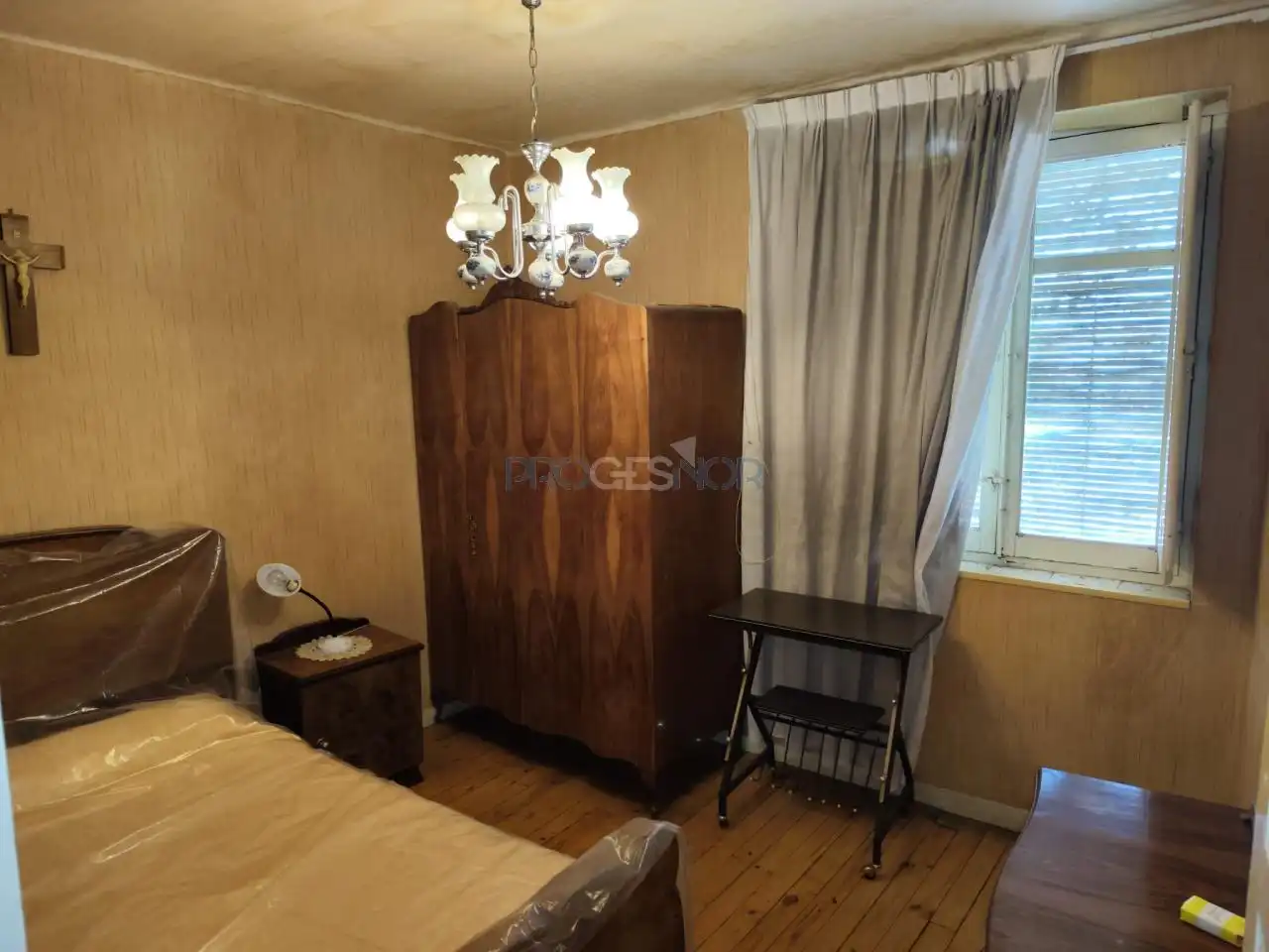 Dormitori de Casa o xalet en venda en León Capital  amb Jardí privat i Traster