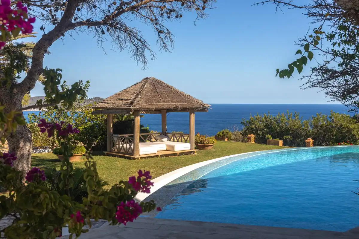 Piscina de Casa o xalet en venda en Santa Eulària des Riu amb Aire condicionat, Calefacció i Jardí privat