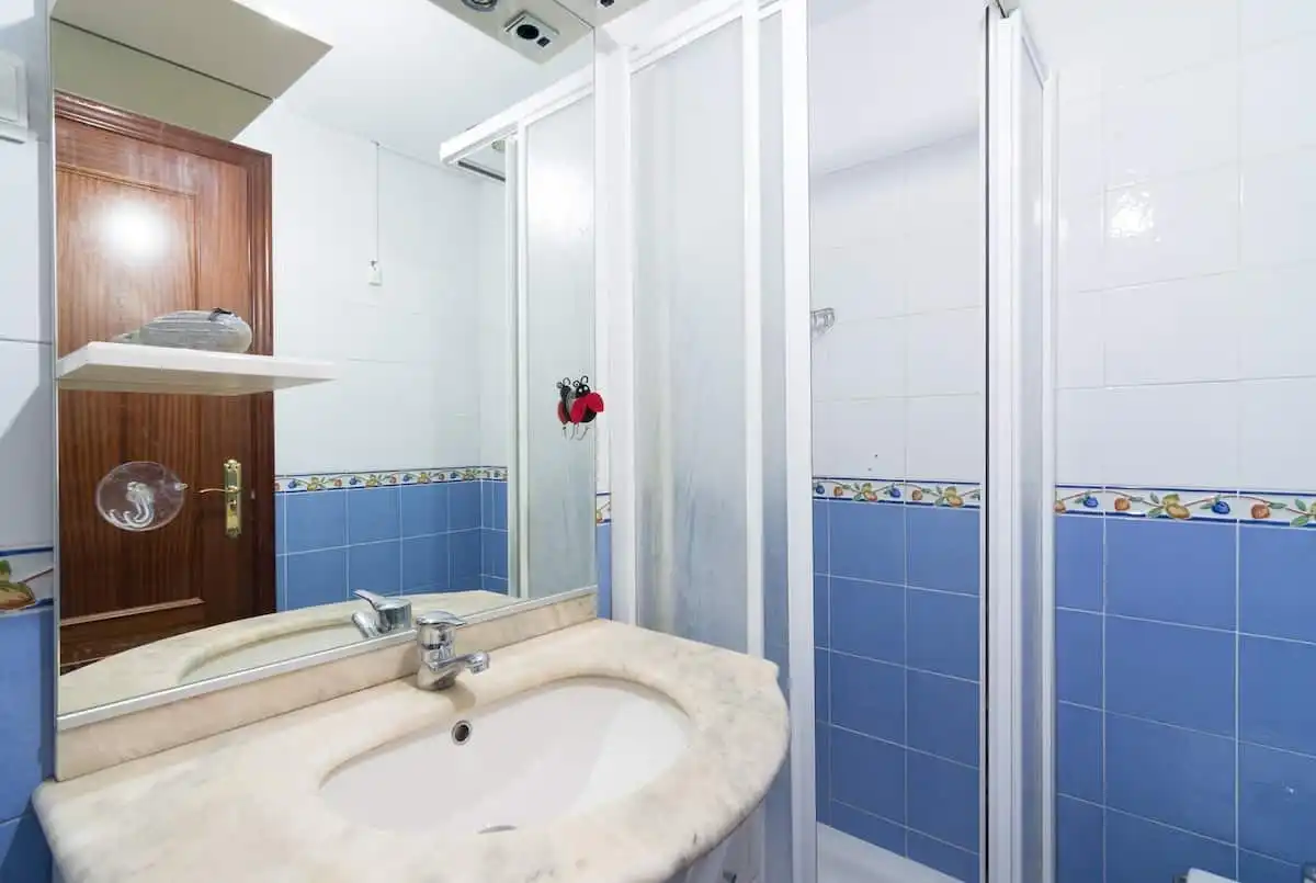 Baño de Apartamento de alquiler en Torremolinos con Aire acondicionado, Terraza y Amueblado