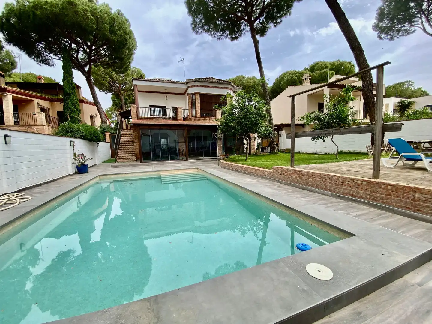 Piscina de Casa o xalet en venda en Alcalá de Guadaira amb Calefacció, Jardí privat i Terrassa