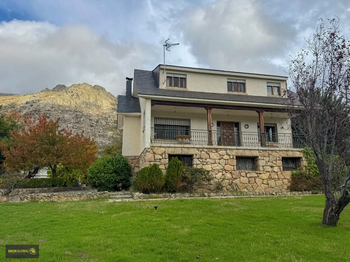 Vista exterior de Casa o xalet en venda en Bustarviejo amb Calefacció, Jardí privat i Traster