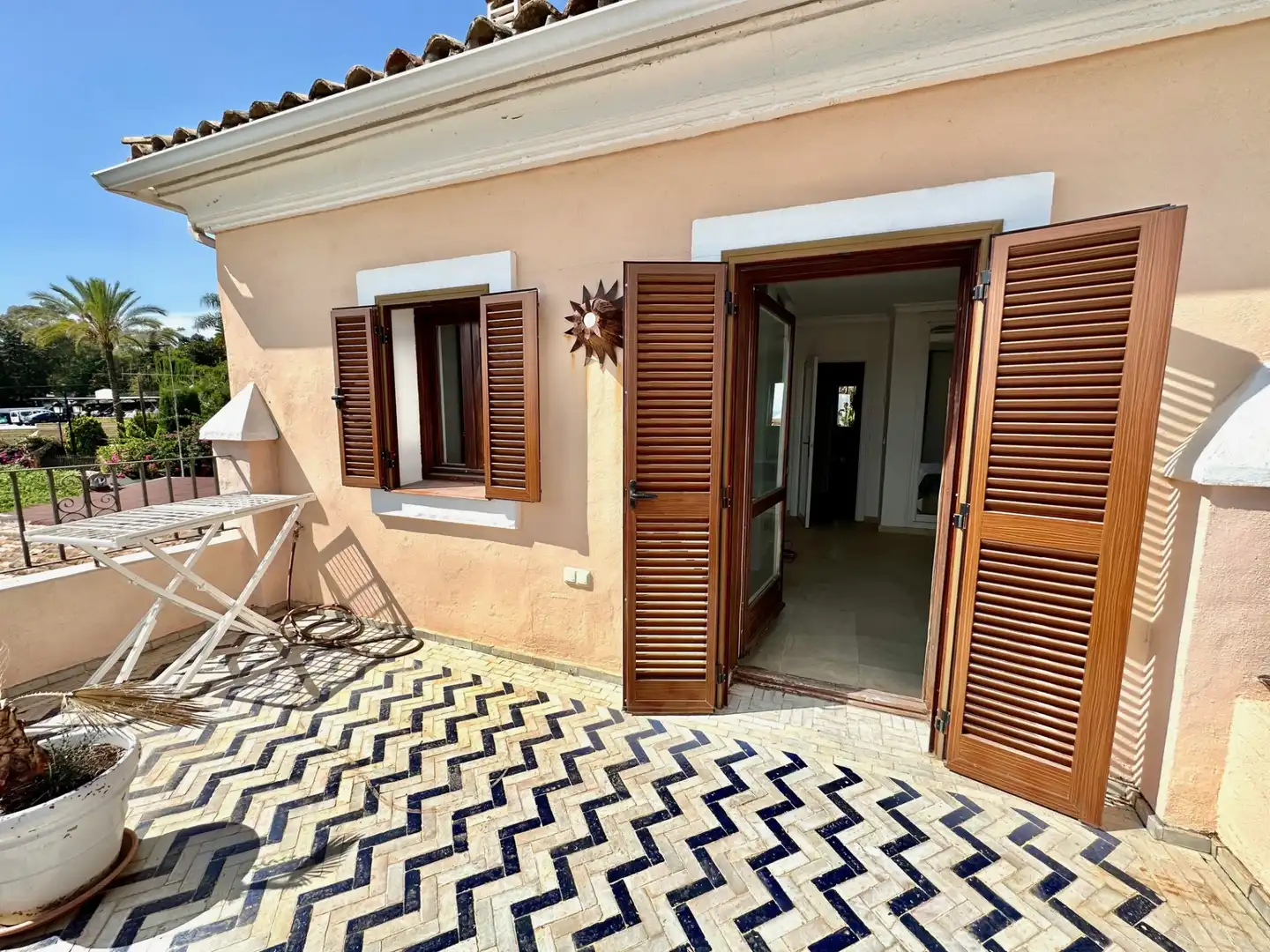 Außenansicht von Einfamilien-Reihenhaus zum Verkauf in Marbella mit Klimaanlage, Privatgarten und Terrasse