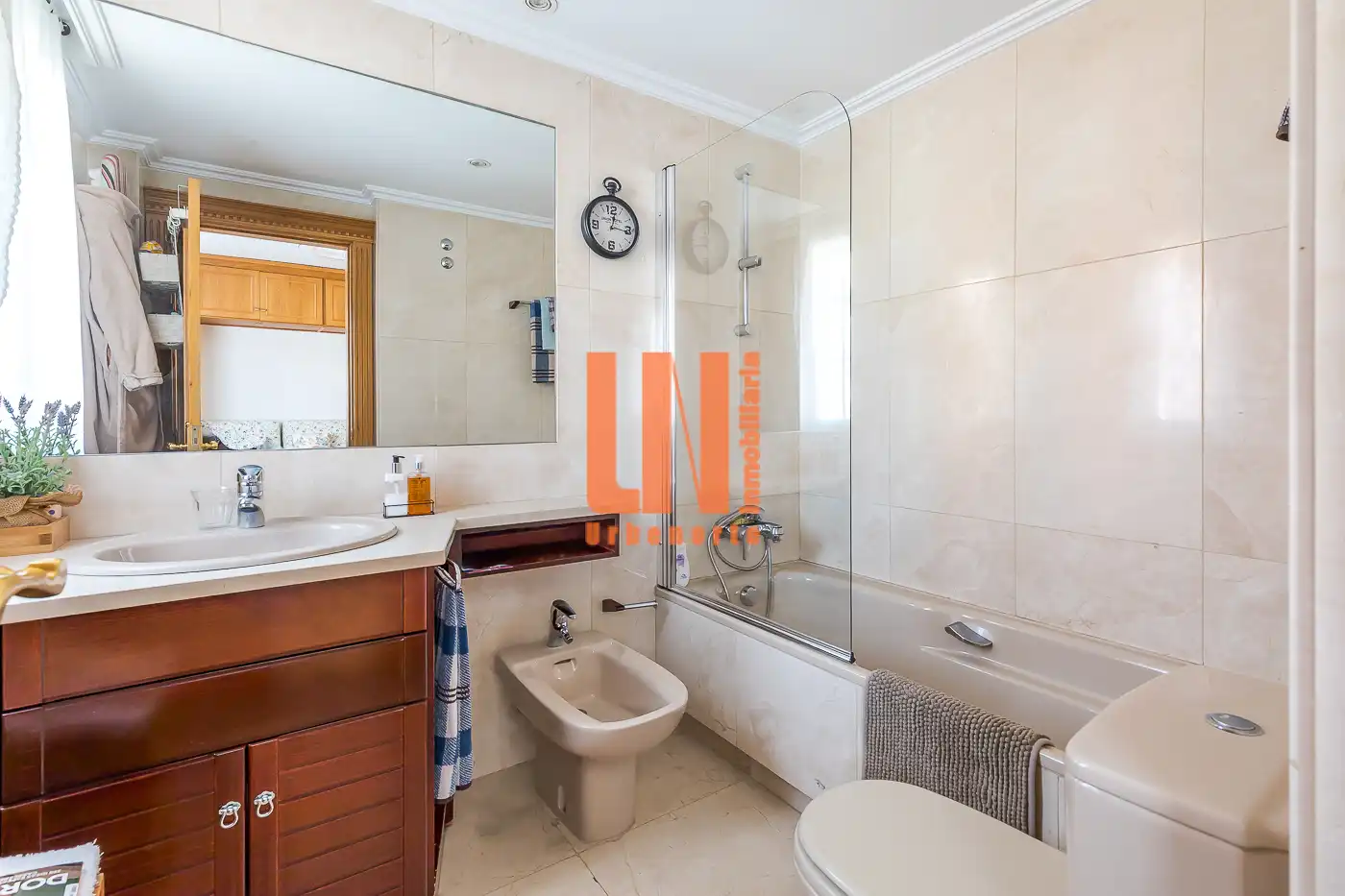 Baño de Casa adosada en venta en Madrid con Aire acondicionado, Calefacción y Jardín privado