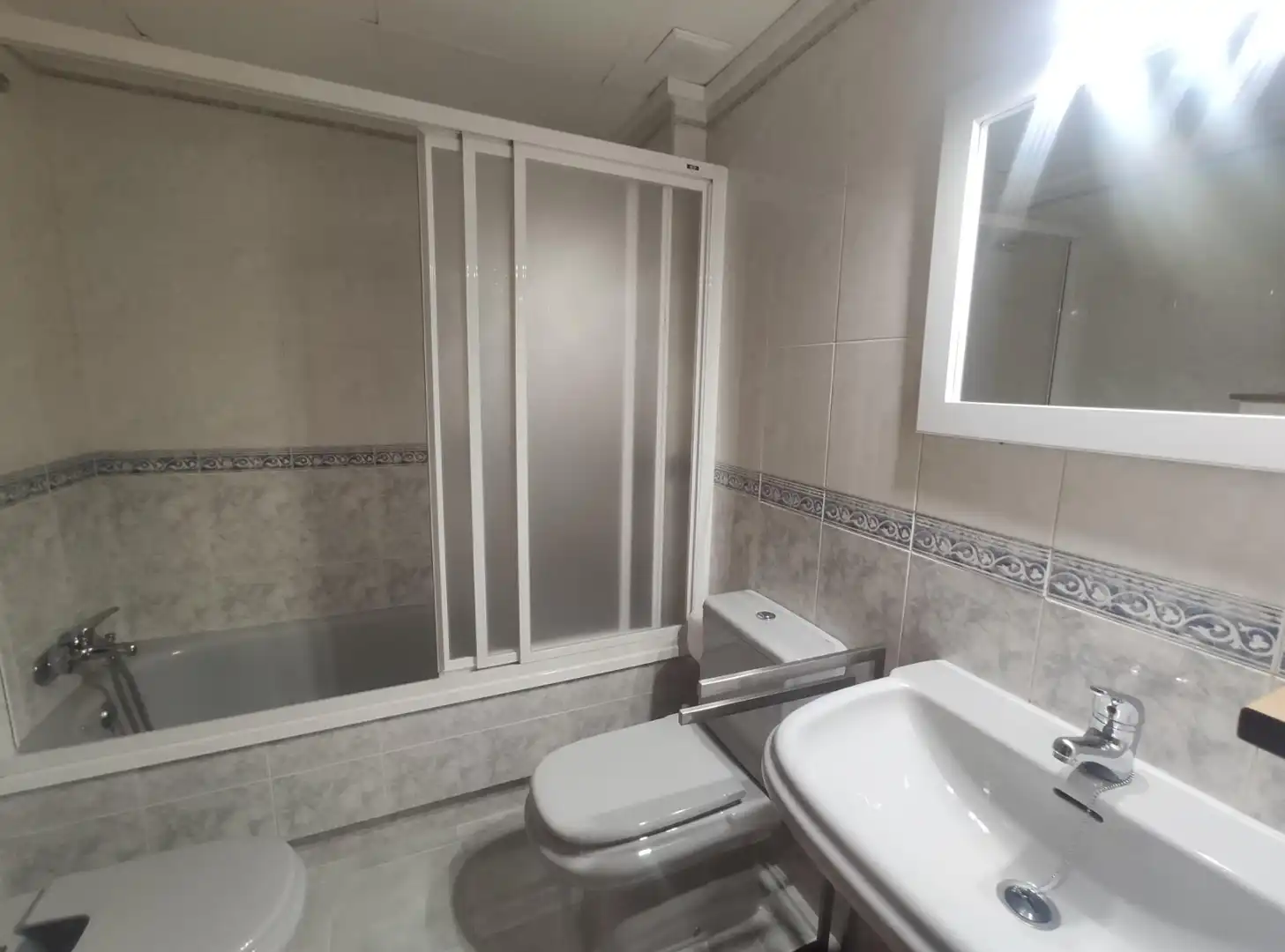Badezimmer von Wohnung zur Miete in Madrid mit Klimaanlage, Heizung und Parkett