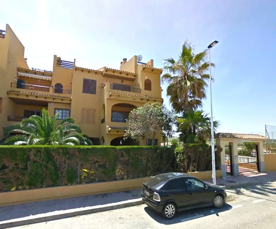 Adossat en venda a Holandeses, 11-13