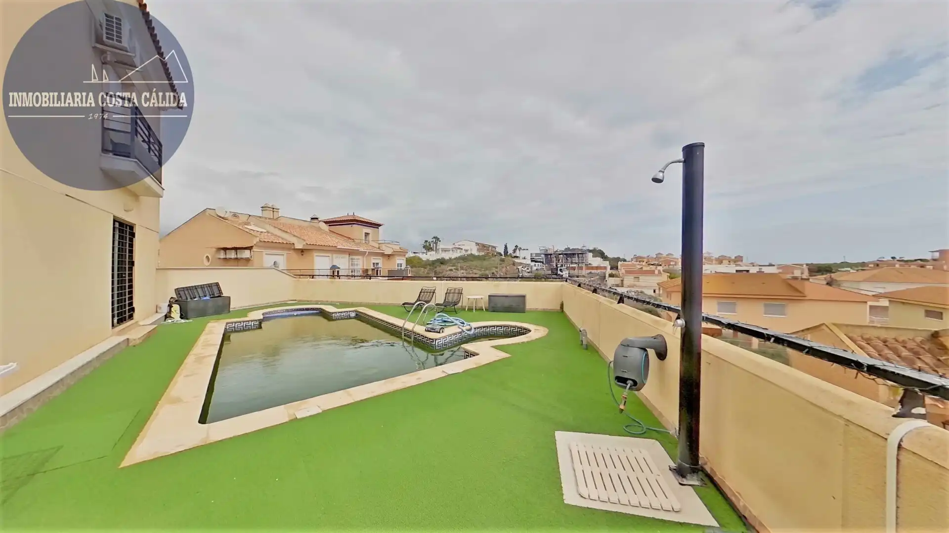 Schwimmbecken von Einfamilien-Reihenhaus zum Verkauf in Águilas mit Klimaanlage, Heizung und Privatgarten