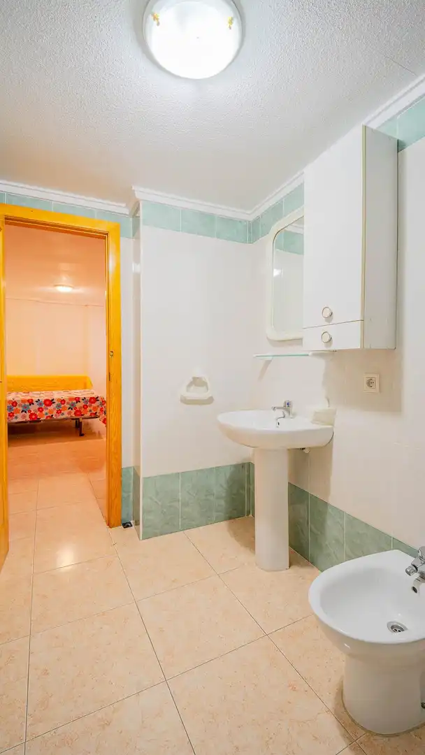 Baño de Apartamento en venta en Torrevieja con Terraza y Piscina comunitaria
