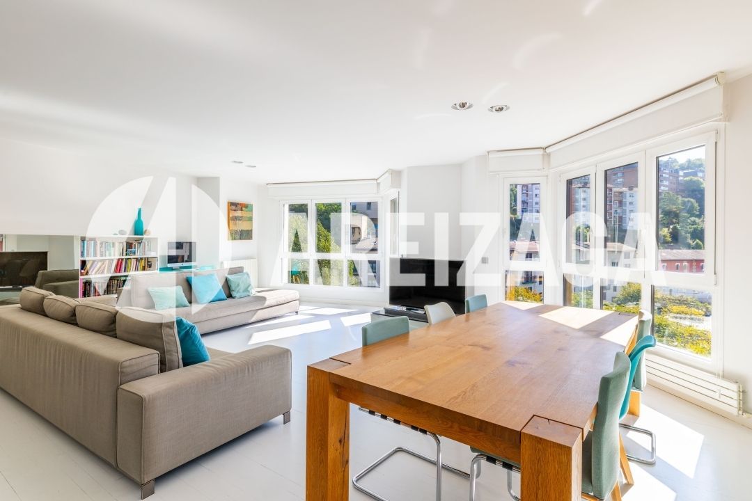 Vista exterior de Pis en venda en Donostia - San Sebastián  amb Calefacció, Terrassa i Balcó