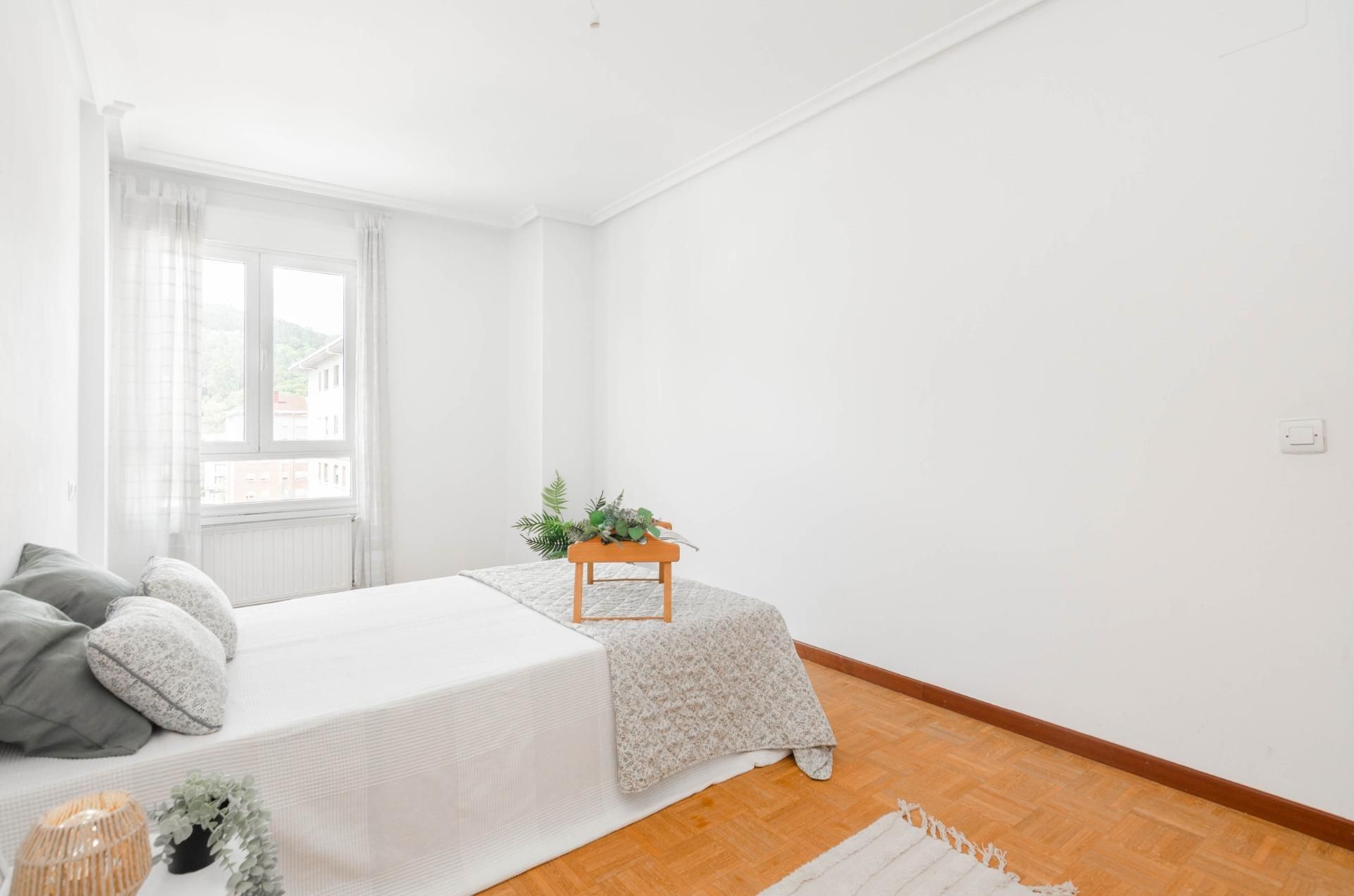 Habitación de Piso en venta en Oviedo  con Calefacción
