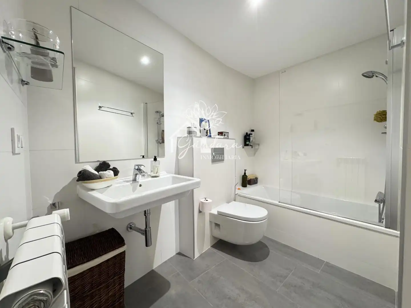 Badezimmer von Wohnung zum Verkauf in Ares mit Heizung, Terrasse und Ofen