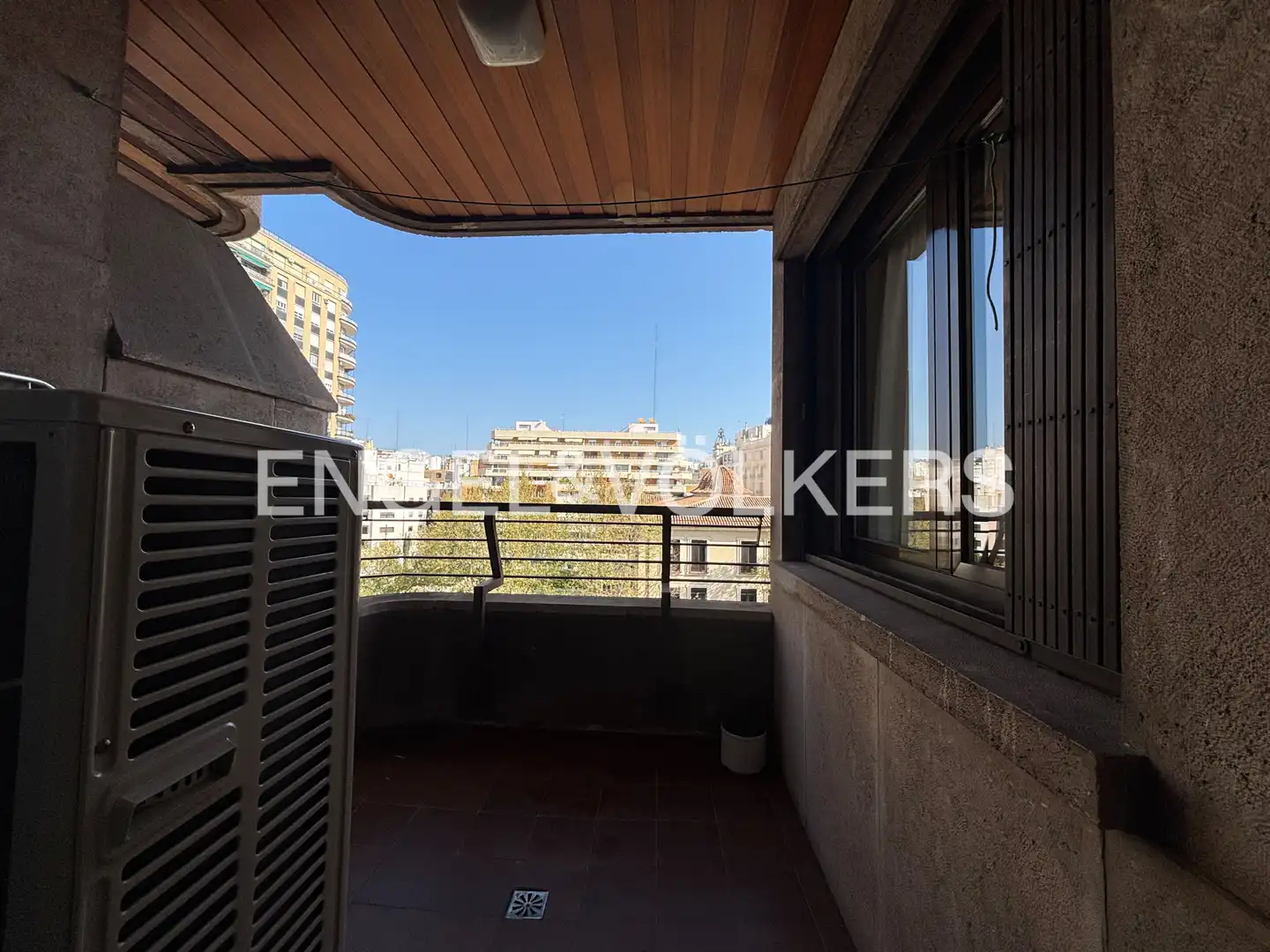 Außenansicht von Wohnung zur Miete in Valencia mit Klimaanlage, Heizung und Balkon