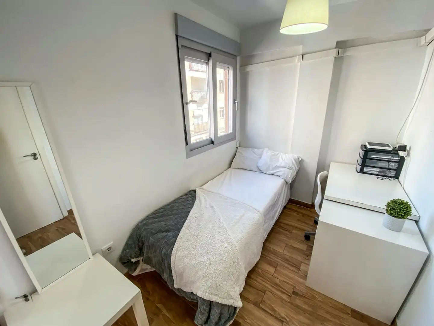 Bedroom of Flat for share in Sevilla  with Air Conditioner, Furnished and Washing machine
