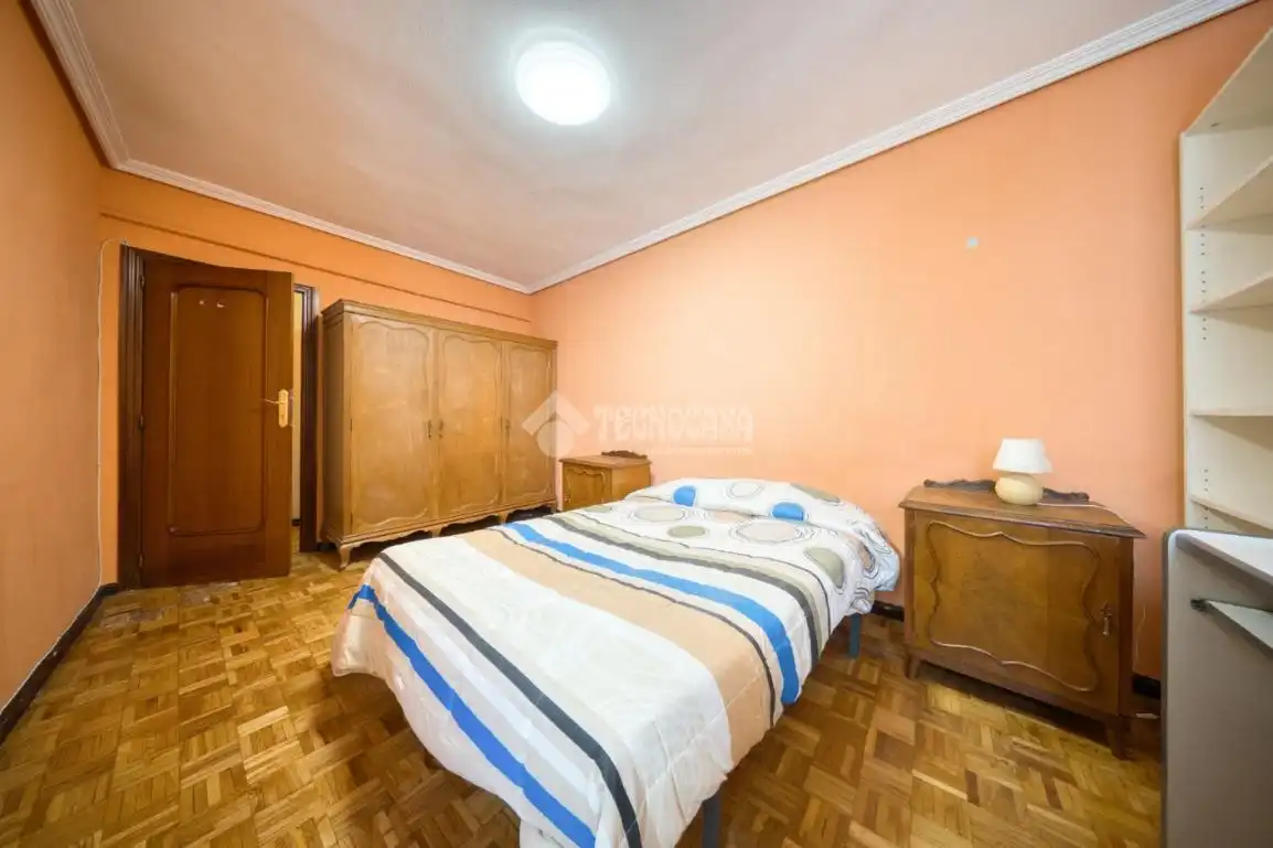 Bedroom of Flat for sale in Valladolid  with Heating, Parquet flooring and Furnished