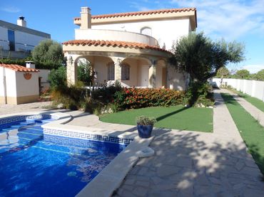 Detached house with pool for sale in Miami Platja