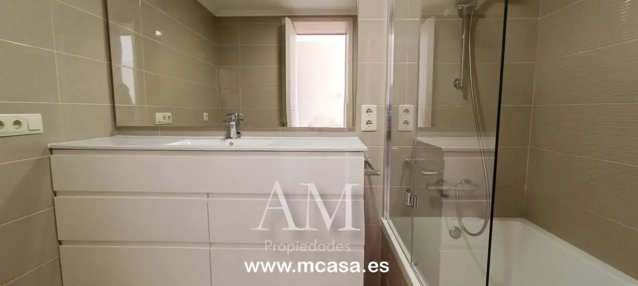 Bany de Casa o xalet en venda en Vigo  amb Calefacció, Jardí privat i Terrassa