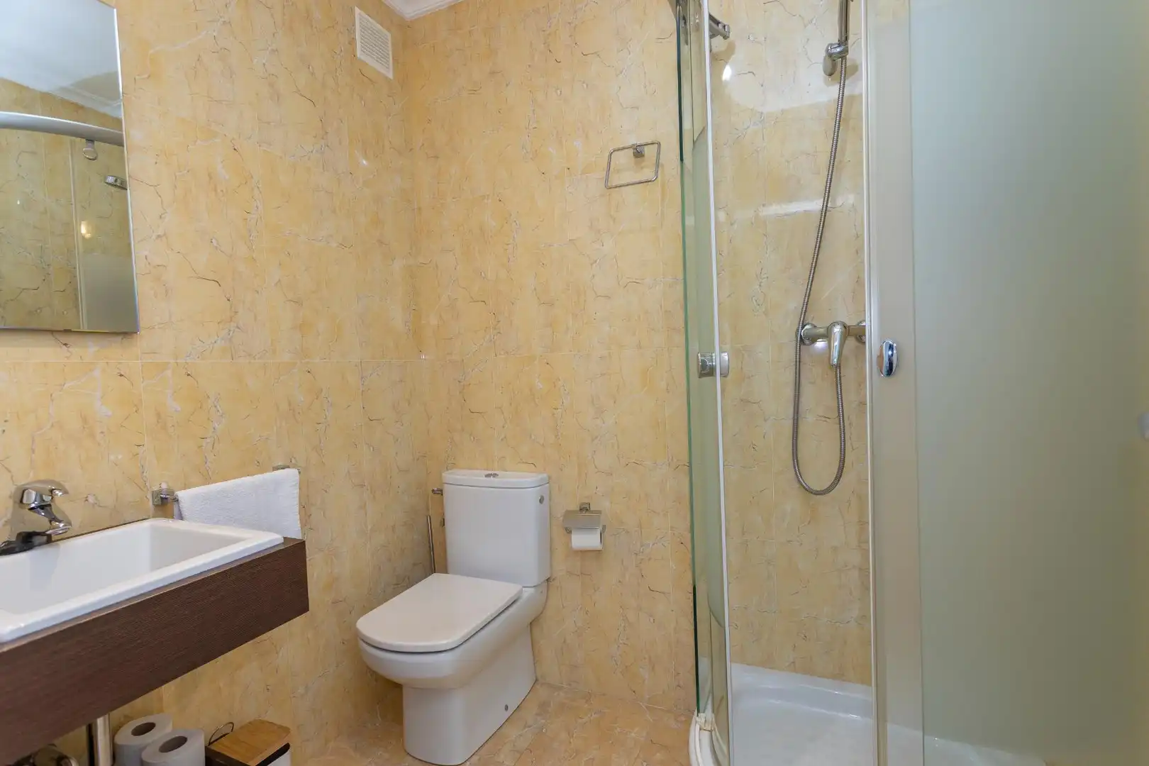 Baño de Piso en venta en San Vicente de la Barquera con Calefacción, Terraza y Piscina comunitaria