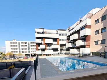 Pis amb piscina en venda a Fresnos I y II