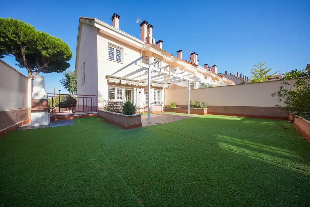 Jardín de Casa adosada en venta en Pozuelo de Alarcón con Aire acondicionado, Calefacción y Jardín privado