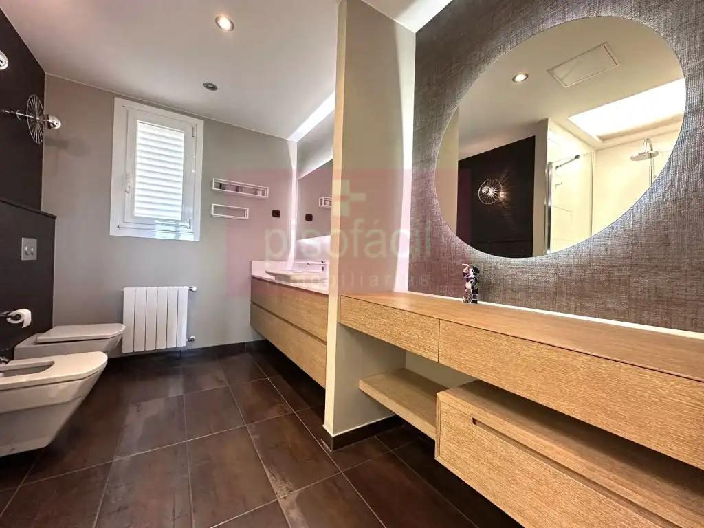 Bathroom of Flat for rent in Lugo