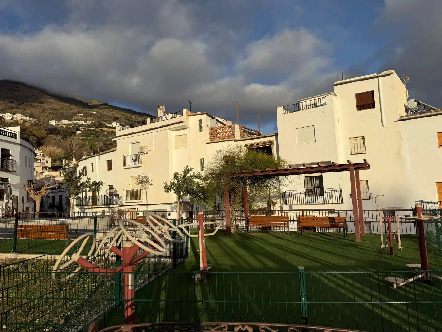 Vista exterior de Piso en venta en Carataunas con Calefacción, Terraza y Piscina comunitaria