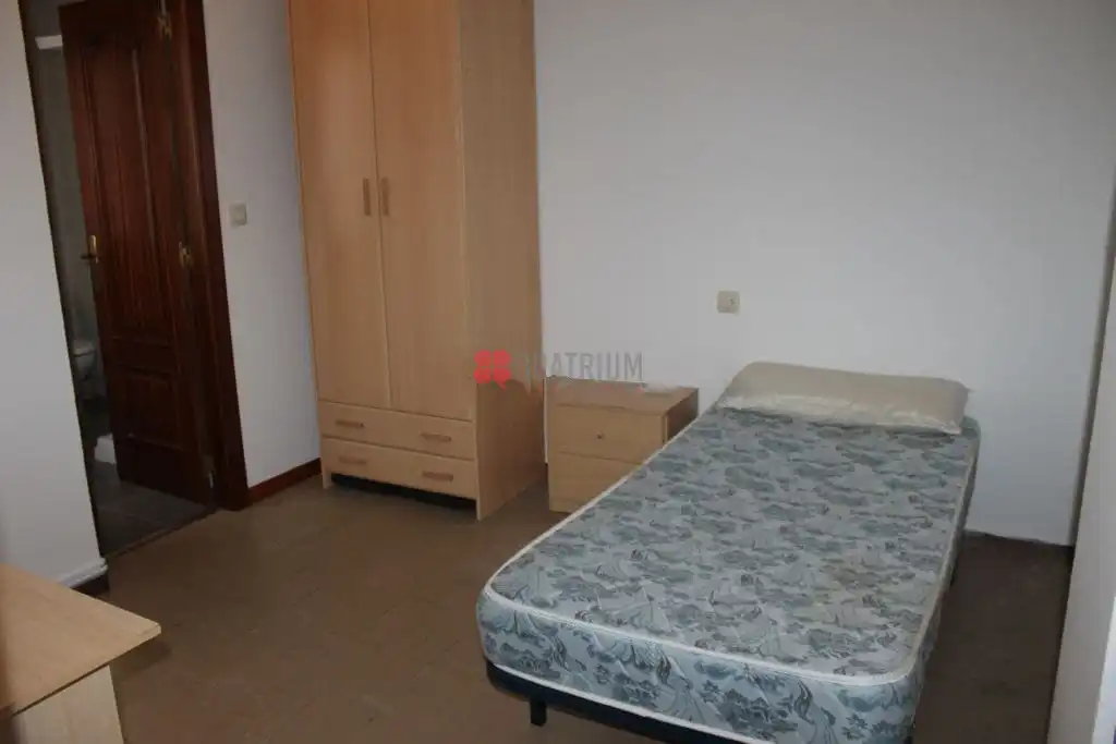Bedroom of Flat for rent in Santiago de Compostela   with Heating, Parquet flooring and Furnished