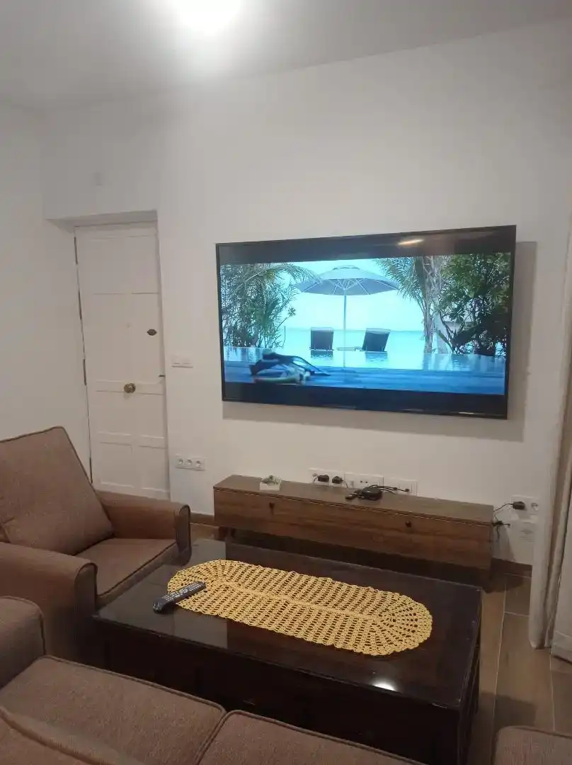 Wohnzimmer von Erdgeschoss zur Miete in Sevilla mit Parkett, Abstellraum und Schwimmbad