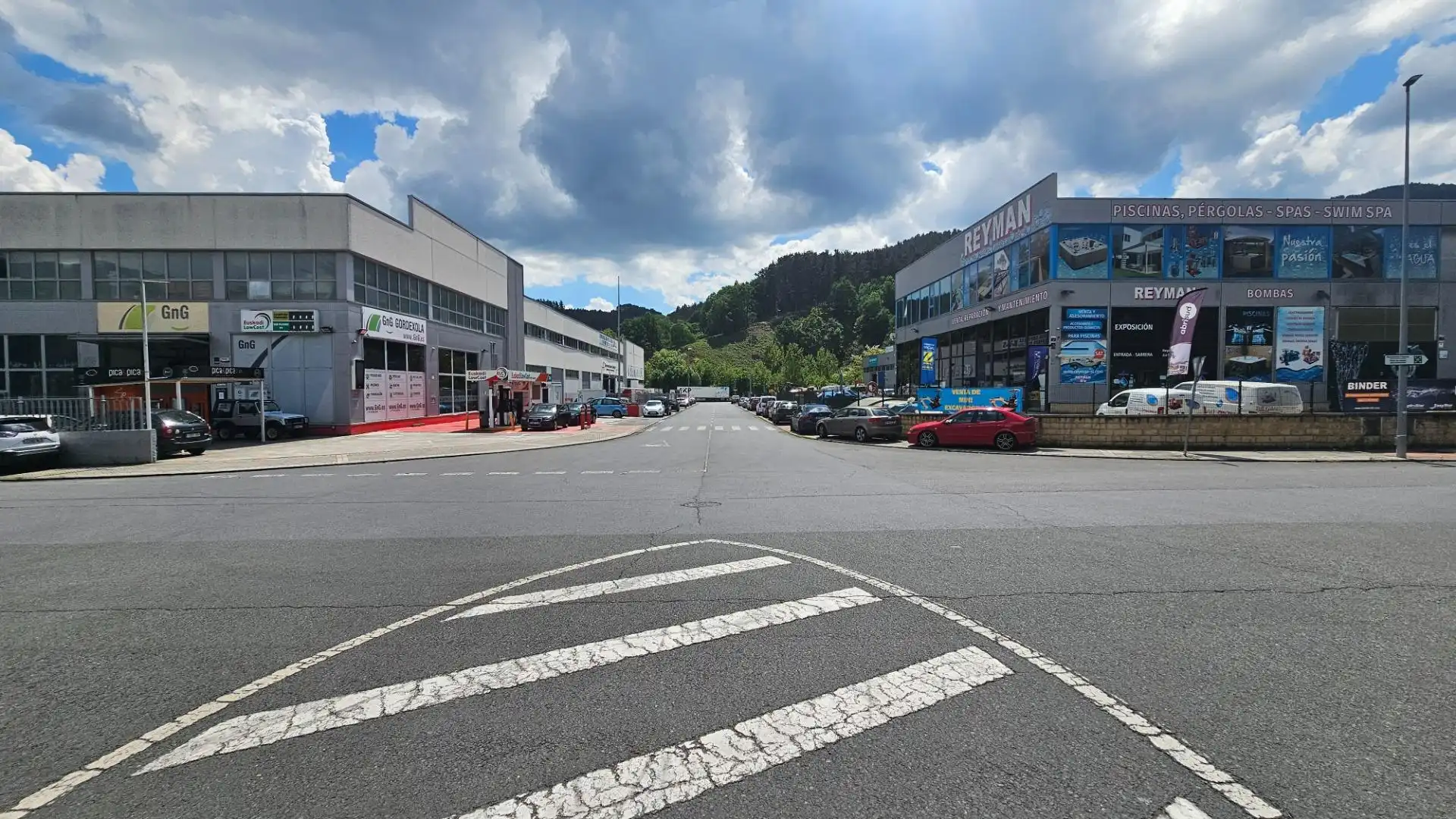 Außenansicht von Fabrikhallen zum Verkauf in Gordexola