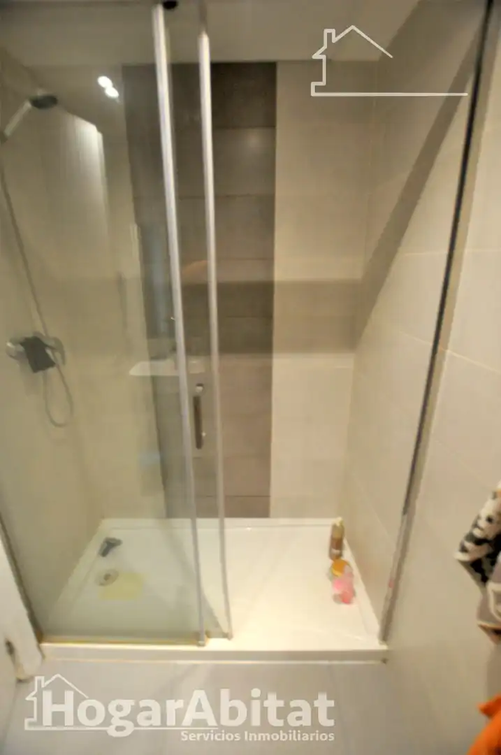 Bathroom of Flat for sale in Valencia  with Air Conditioner, Heating and Parquet flooring