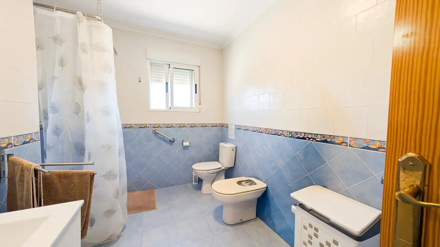 Bany de Casa o xalet en venda en Elche / Elx amb Aire condicionat, Jardí privat i Terrassa