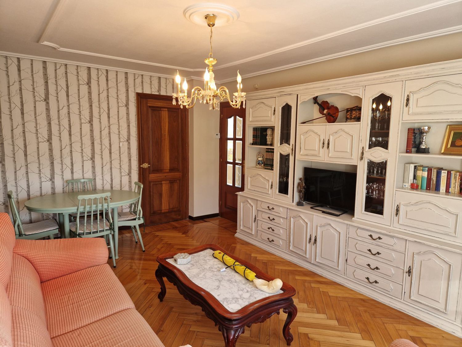 Sala d'estar de Pis de lloguer en Los Corrales de Buelna  amb Calefacció, Terrassa i Moblat