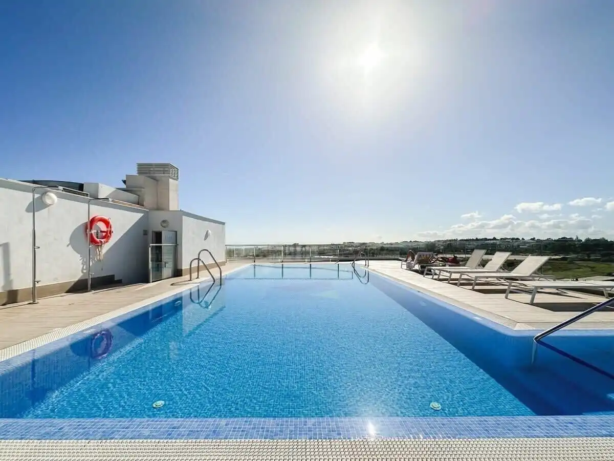 Schwimmbecken von Wohnungen zum Verkauf in Marbella mit Klimaanlage, Terrasse und Abstellraum