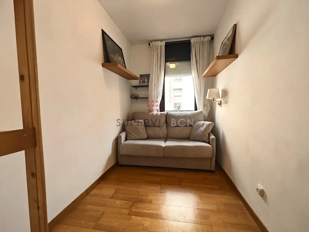 Schlafzimmer von Dachboden zum Verkauf in Barcelona mit Balkon