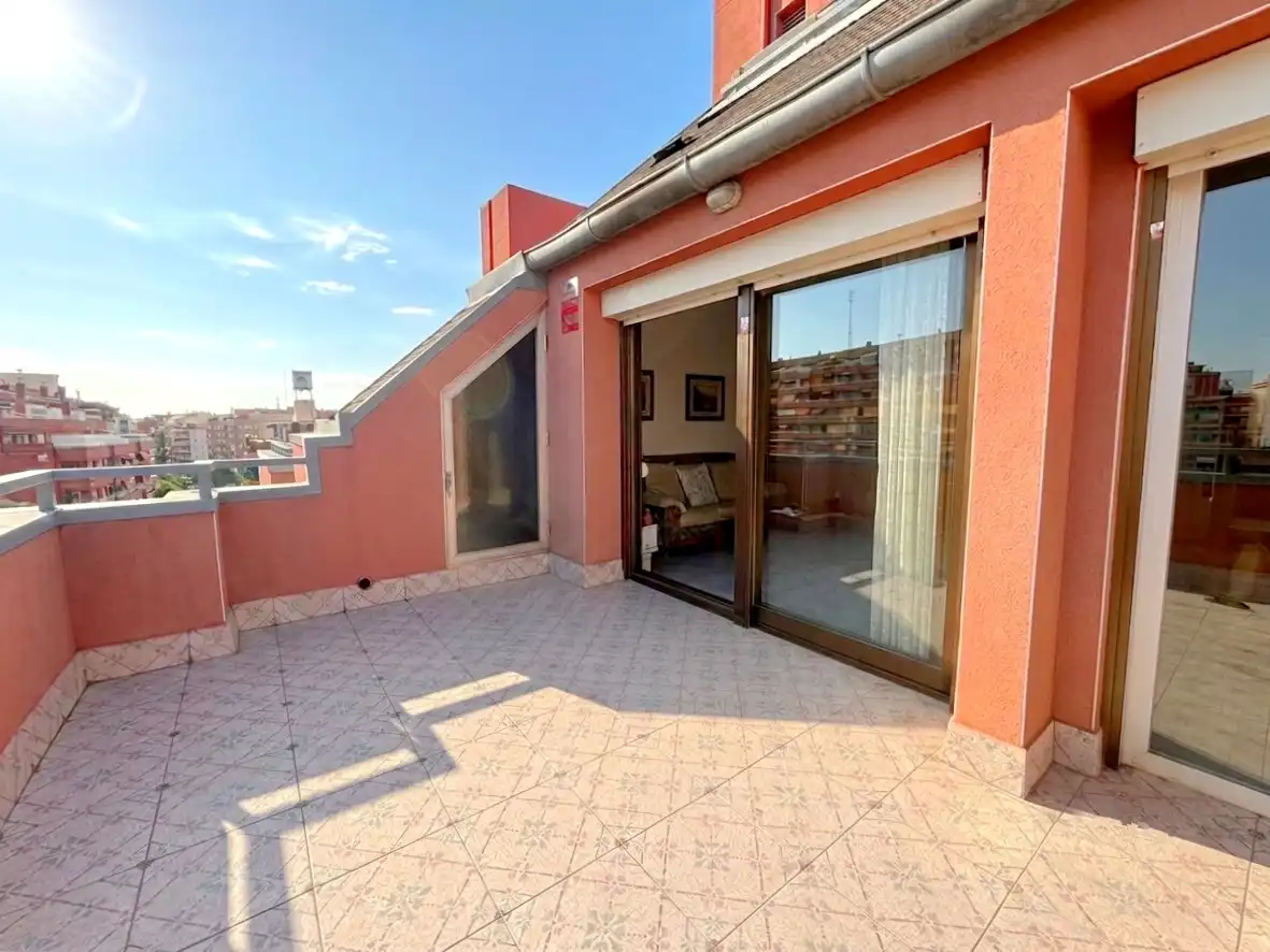 Terraza de Ático en venta en L'Hospitalet de Llobregat con Calefacción, Terraza y Horno