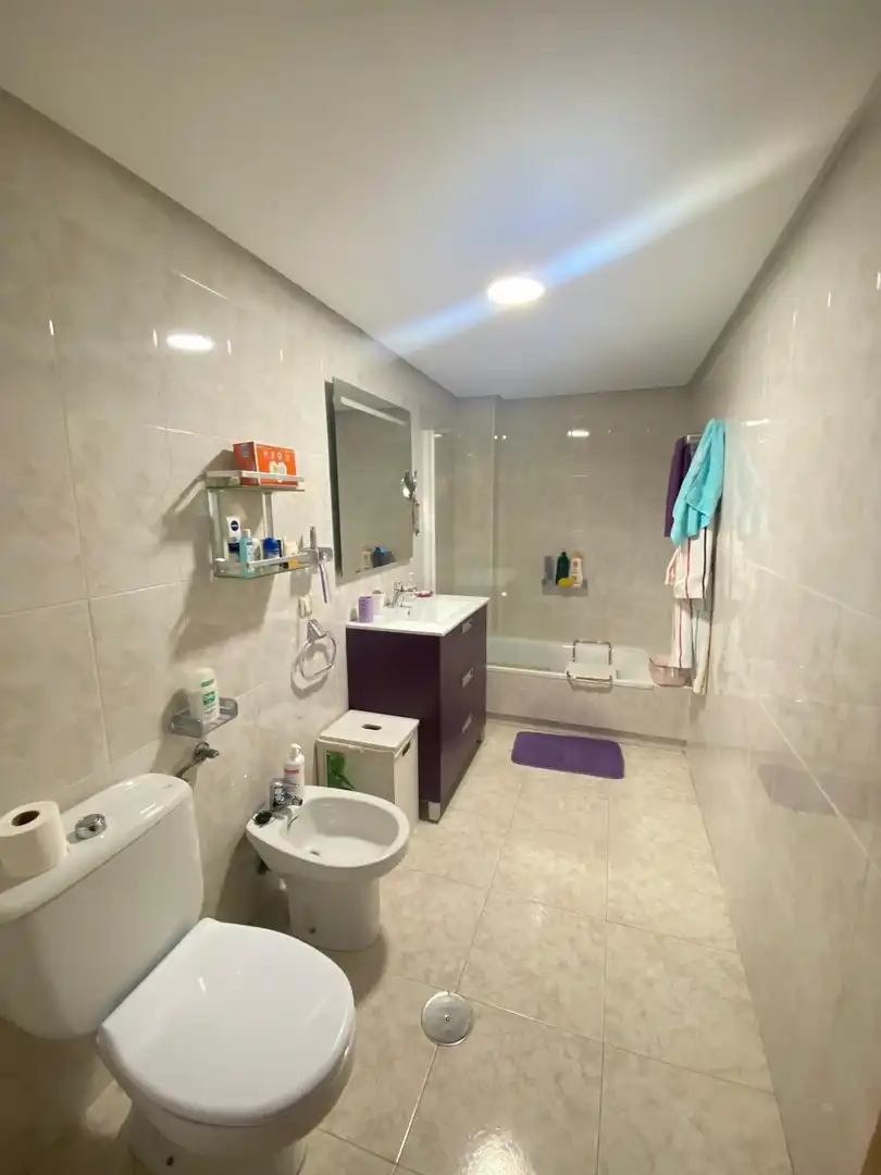 Badezimmer von Wohnung zur Miete in Cáceres mit Klimaanlage, Privatgarten und Terrasse
