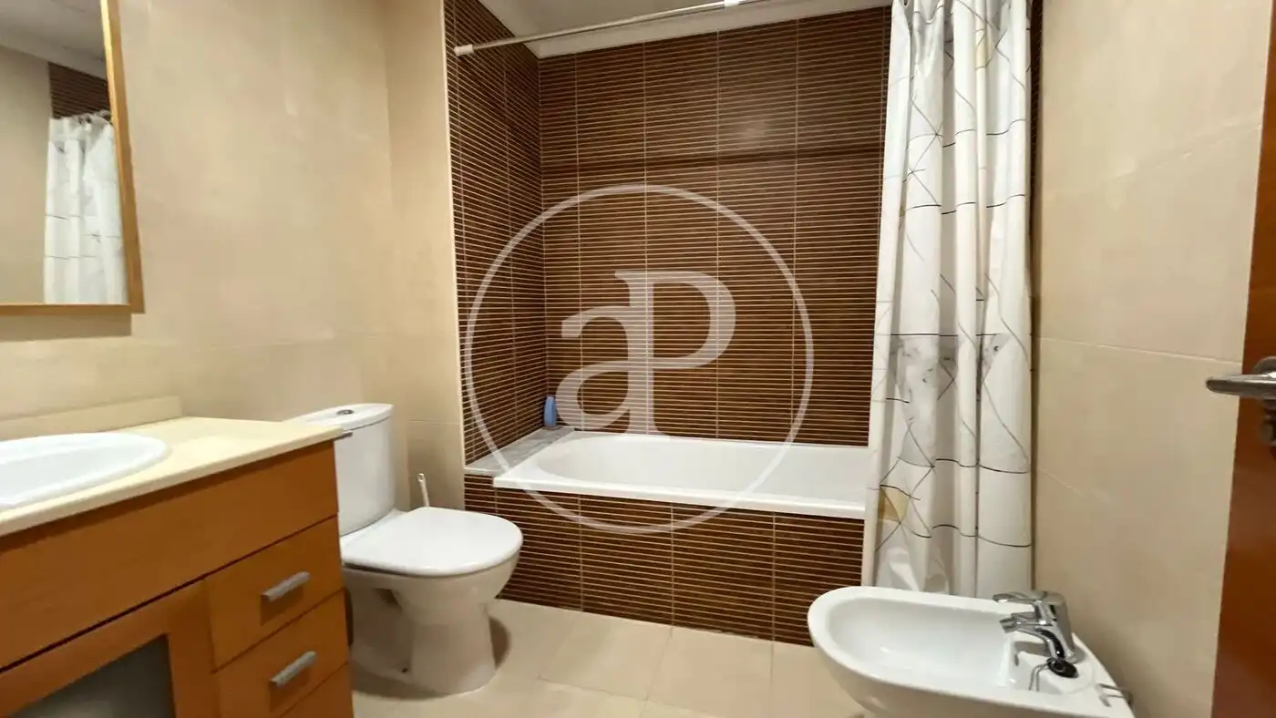Baño de Piso de alquiler en Elche / Elx con Aire acondicionado, Calefacción y Jardín privado