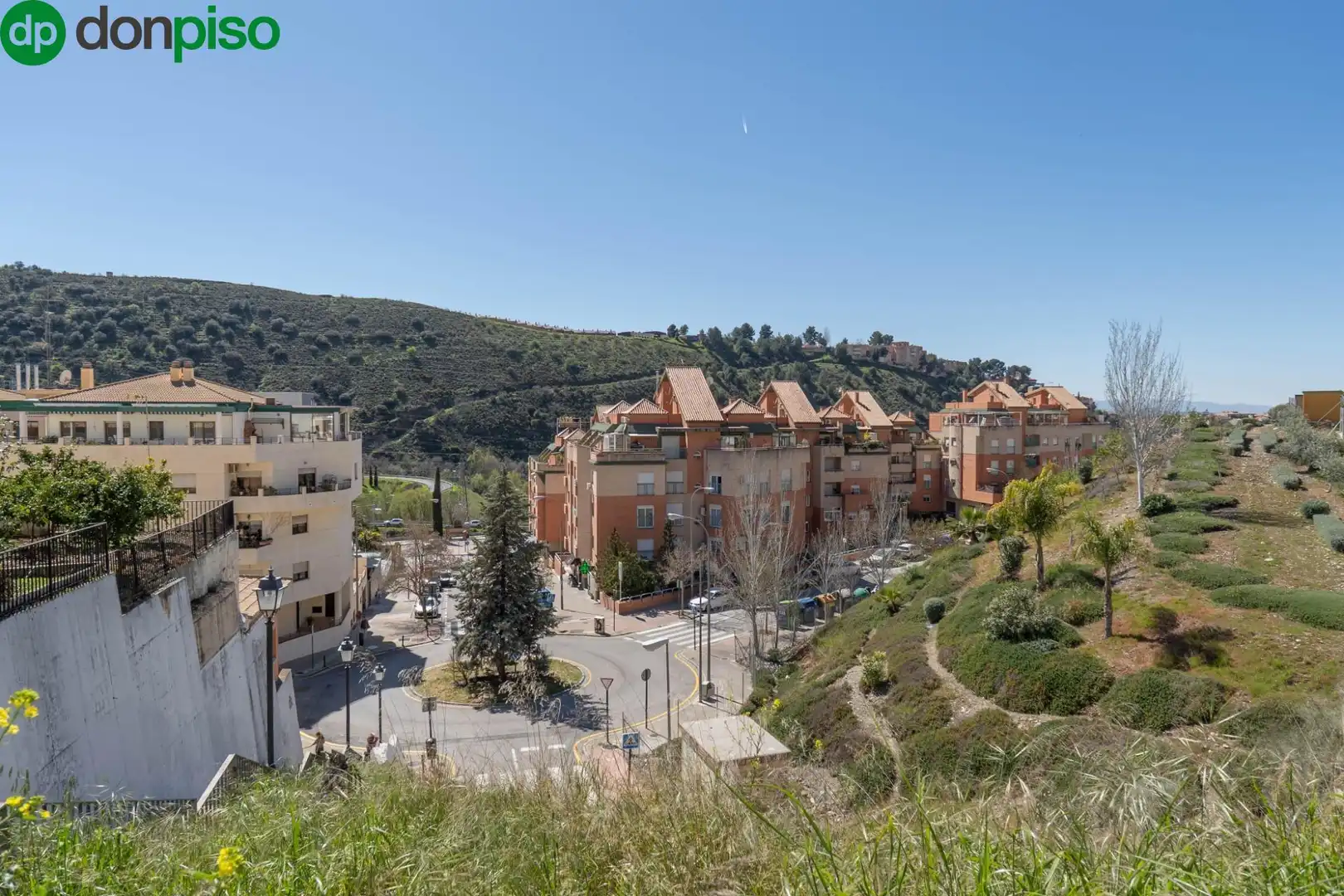 Außenansicht von Einfamilien-Reihenhaus zum Verkauf in Granada mit Klimaanlage und Terrasse