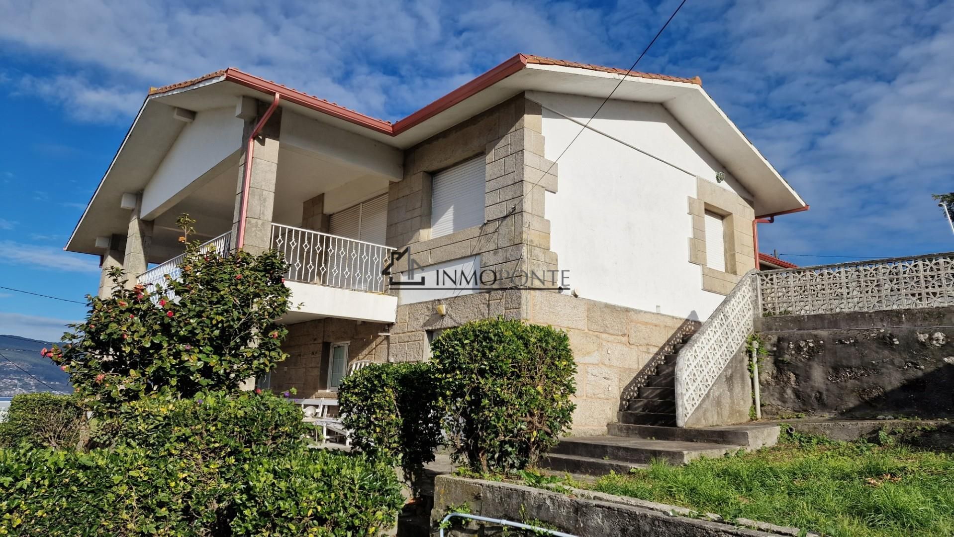 Vista exterior de Casa o xalet en venda en Pontevedra Capital  amb Jardí privat, Terrassa i Traster