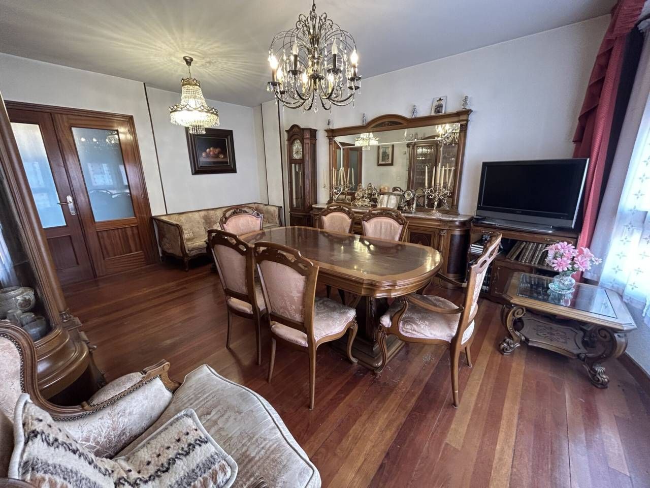 Menjador de Pis en venda en Burgos Capital amb Calefacció, Parquet i Terrassa