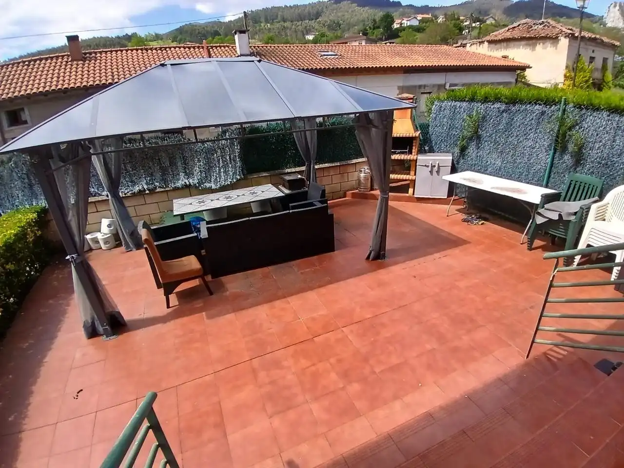 Terrasse von Einfamilien-Reihenhaus zum Verkauf in Castro-Urdiales mit Heizung, Privatgarten und Terrasse