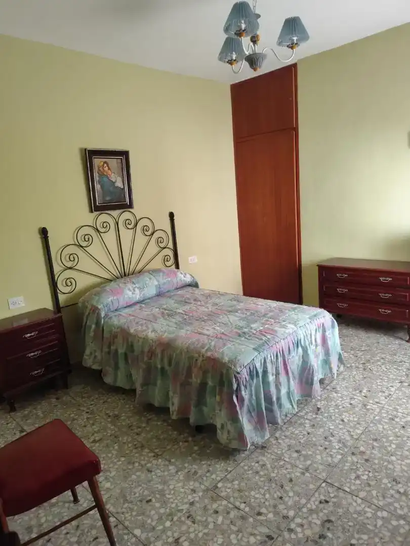 Schlafzimmer von Wohnung zur Miete in Almodóvar del Campo mit Klimaanlage, Ofen und Waschmaschine
