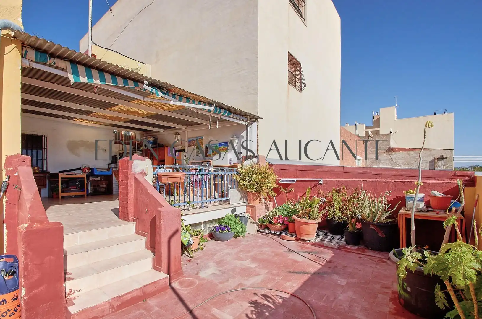 Casa adosada en venda en El Campello amb Jardí privat, Terrassa i Traster