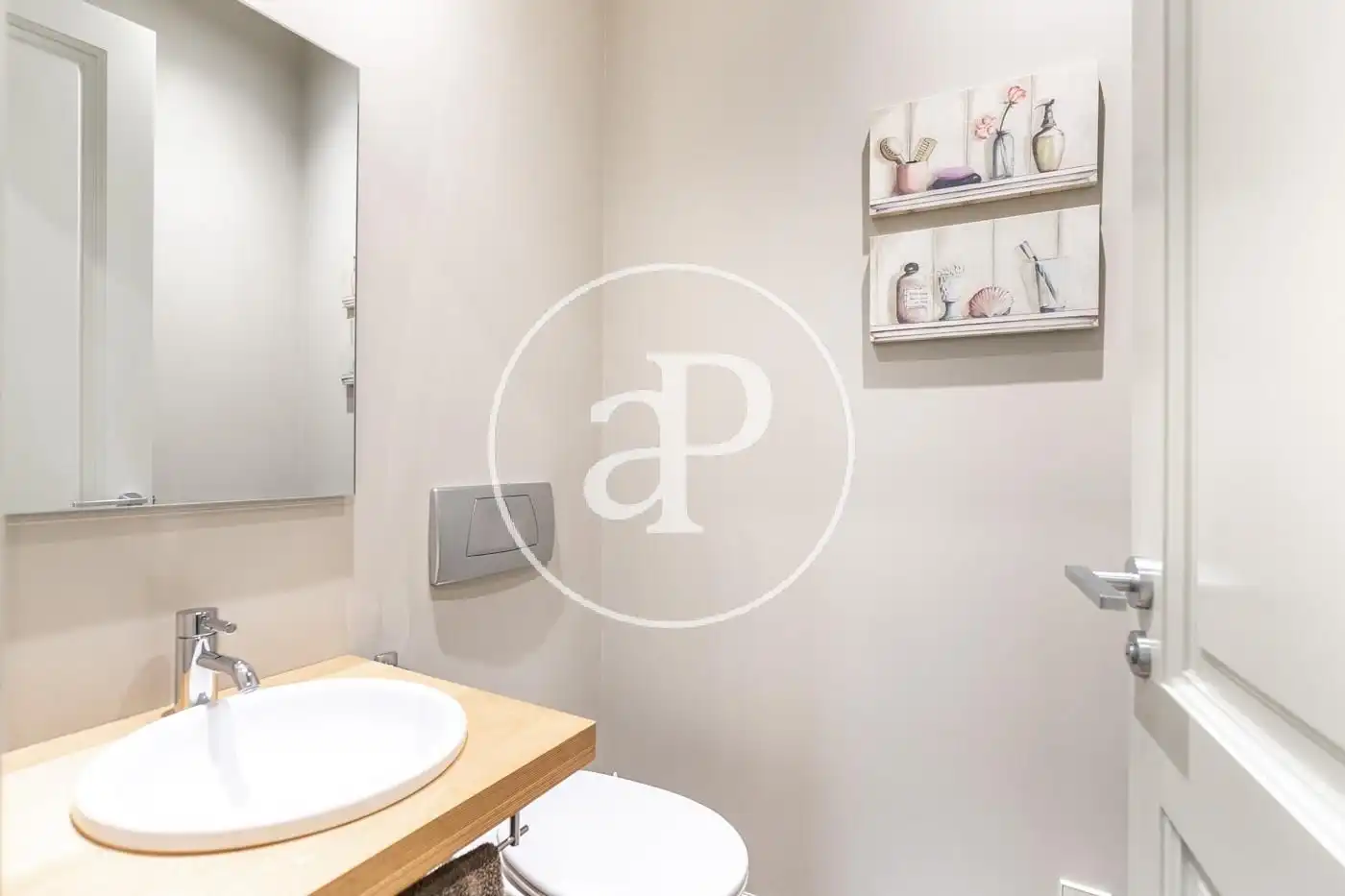 Badezimmer von Wohnung zum Verkauf in Barcelona mit Klimaanlage, Heizung und Balkon