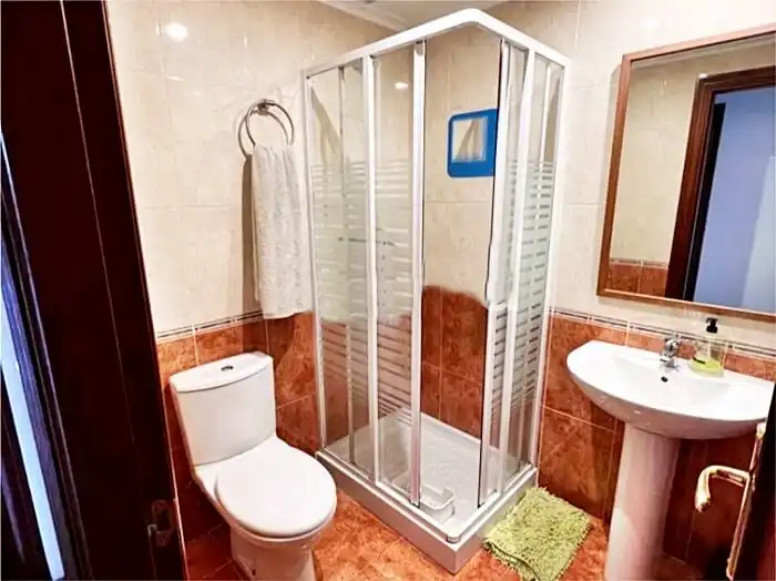 Baño de Piso de alquiler en Santander con Calefacción, Terraza y Trastero